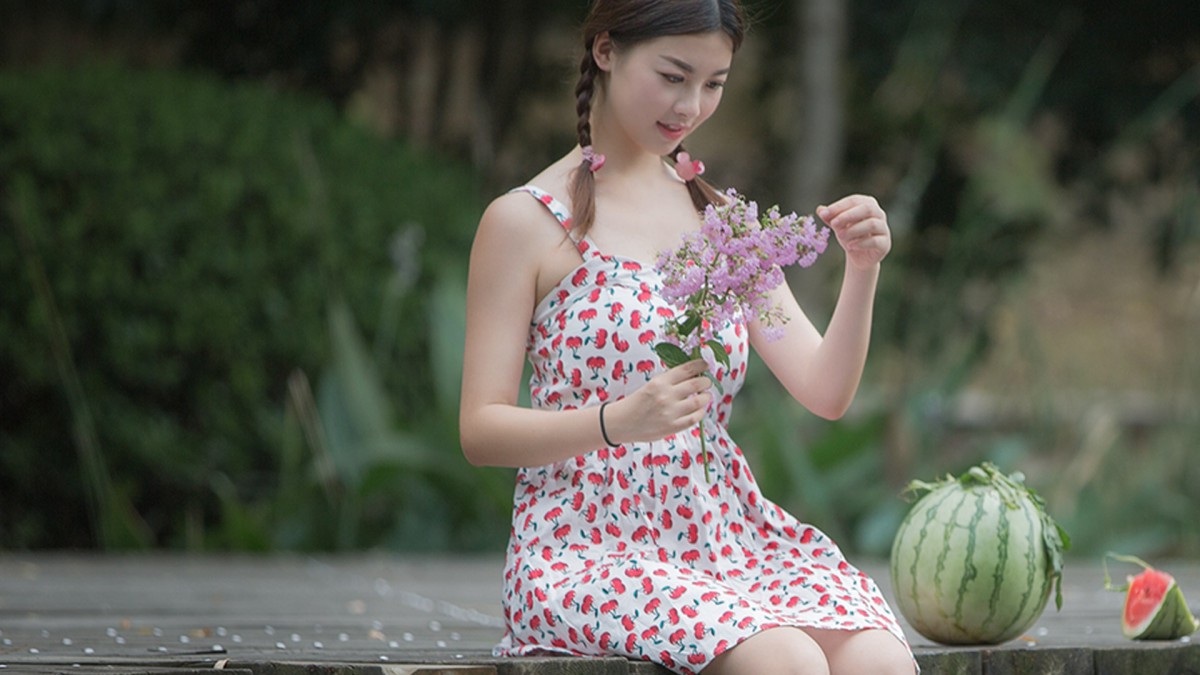 夏天美女吃西瓜图片68