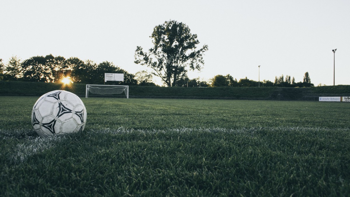 足球场的足球图片-体育壁纸-高清体育图片-第11图-娟娟壁纸