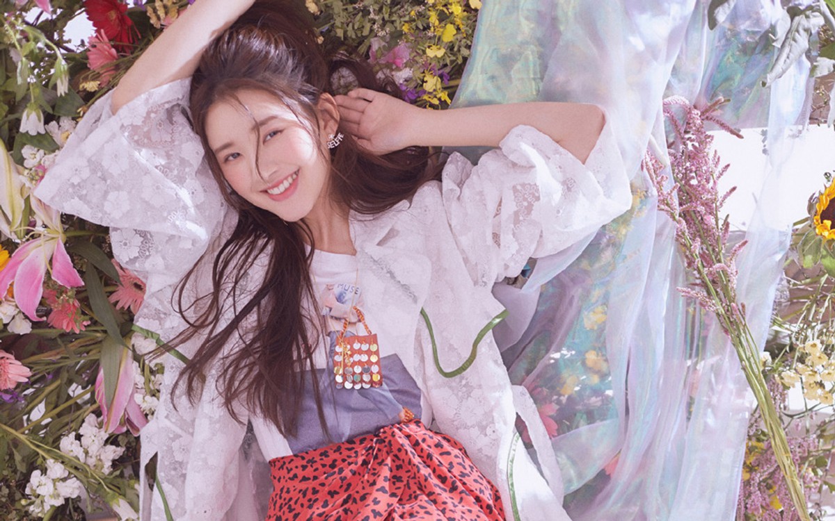 花一般的美女赵露思图片-美女壁纸-高清美女图片-娟娟壁纸
