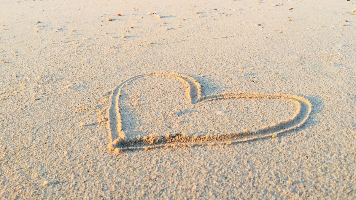 沙滩上画的心形图片