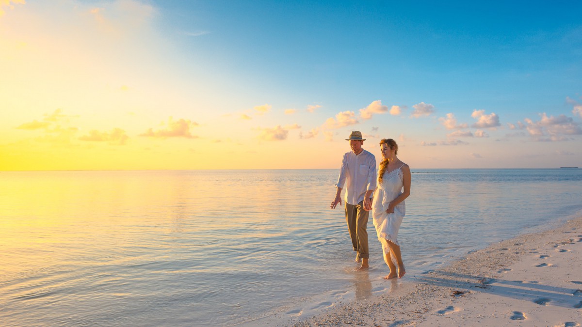 海边浪漫情侣图片-人物壁纸-高清人物图片-第4图-娟娟壁纸