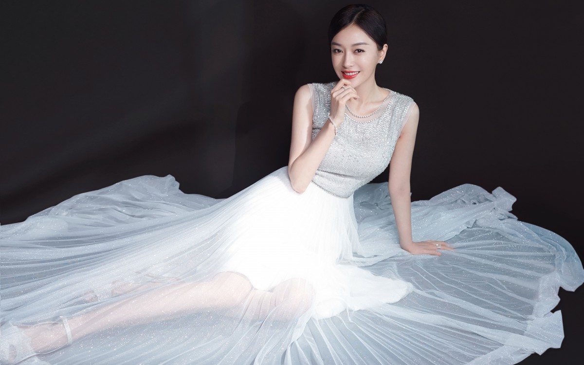 秦岚性感白裙壁纸-美女壁纸-高清美女图片-娟娟壁纸
