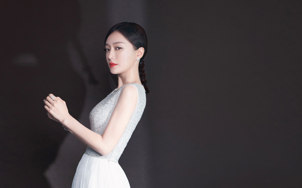 秦岚性感白裙壁纸-美女壁纸-高清美女图片-第2图-娟娟壁纸