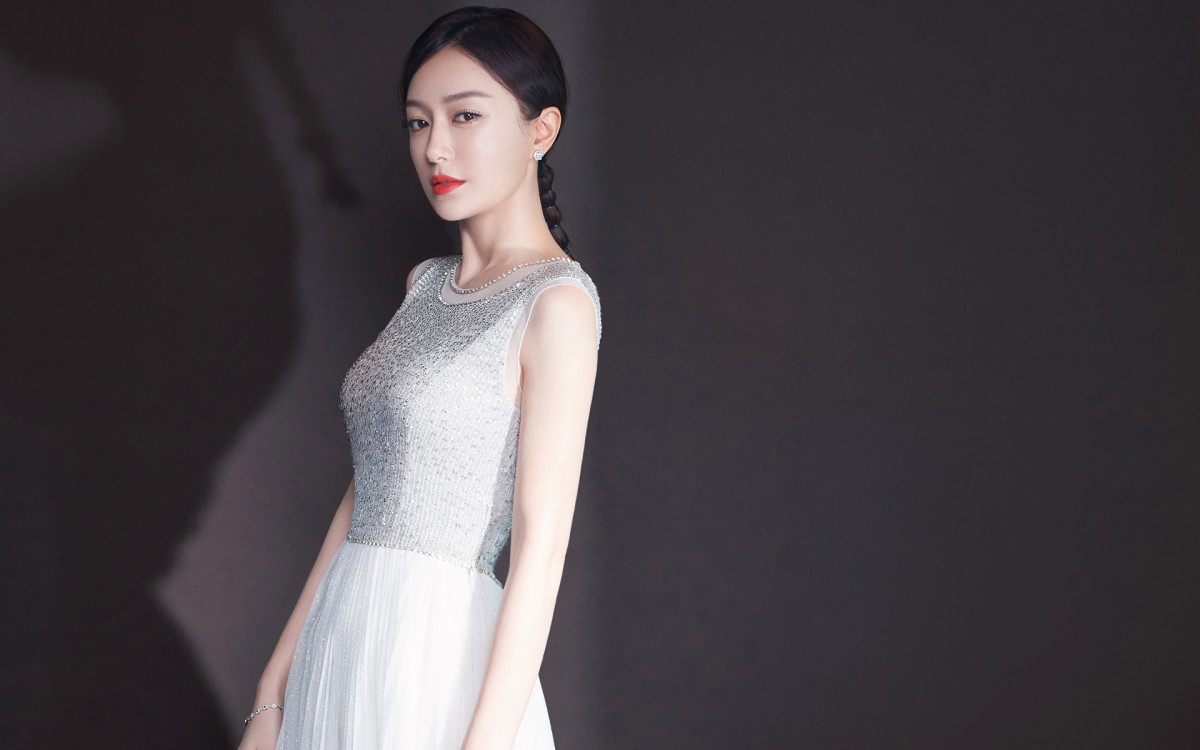秦岚性感白裙壁纸-美女壁纸-高清美女图片-第3图-娟娟壁纸