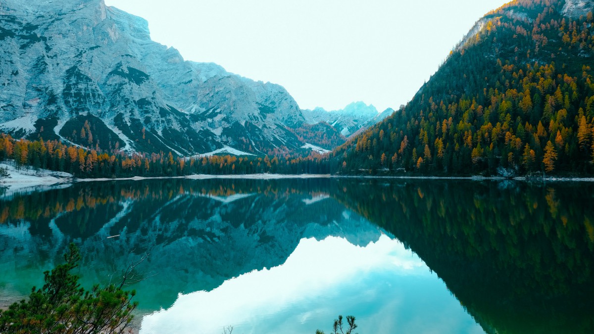 高清幽靜的湖泊圖片-風景壁紙-高清風景圖片-娟娟壁紙