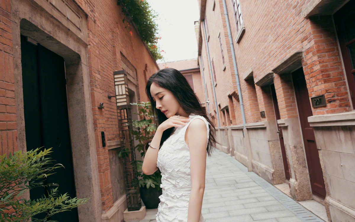 杨幂优雅迷人桌面壁纸(3/9)