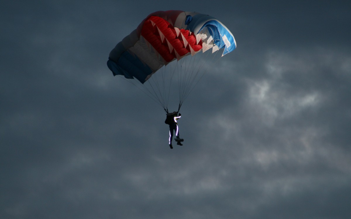 惊险刺激的滑翔伞运动图片612