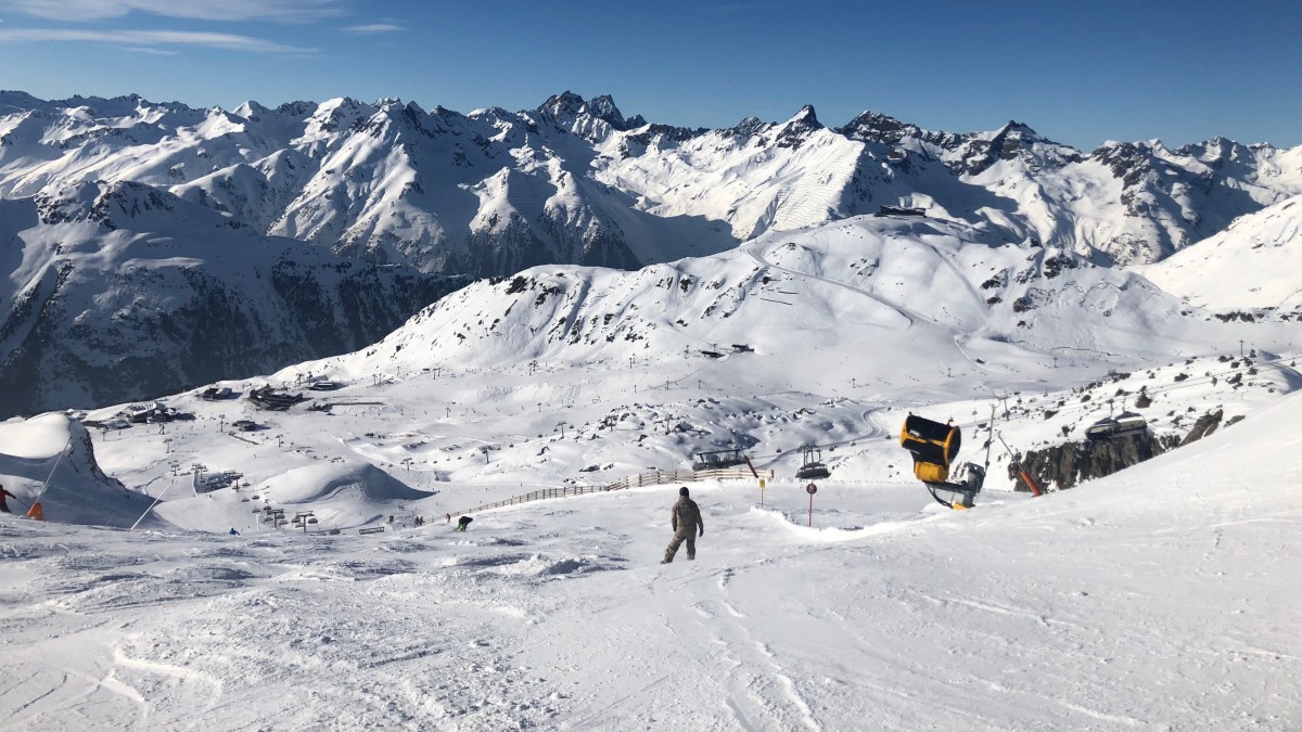 天然雪山滑雪场图片-体育壁纸-高清体育图片-第6图-娟娟壁纸
