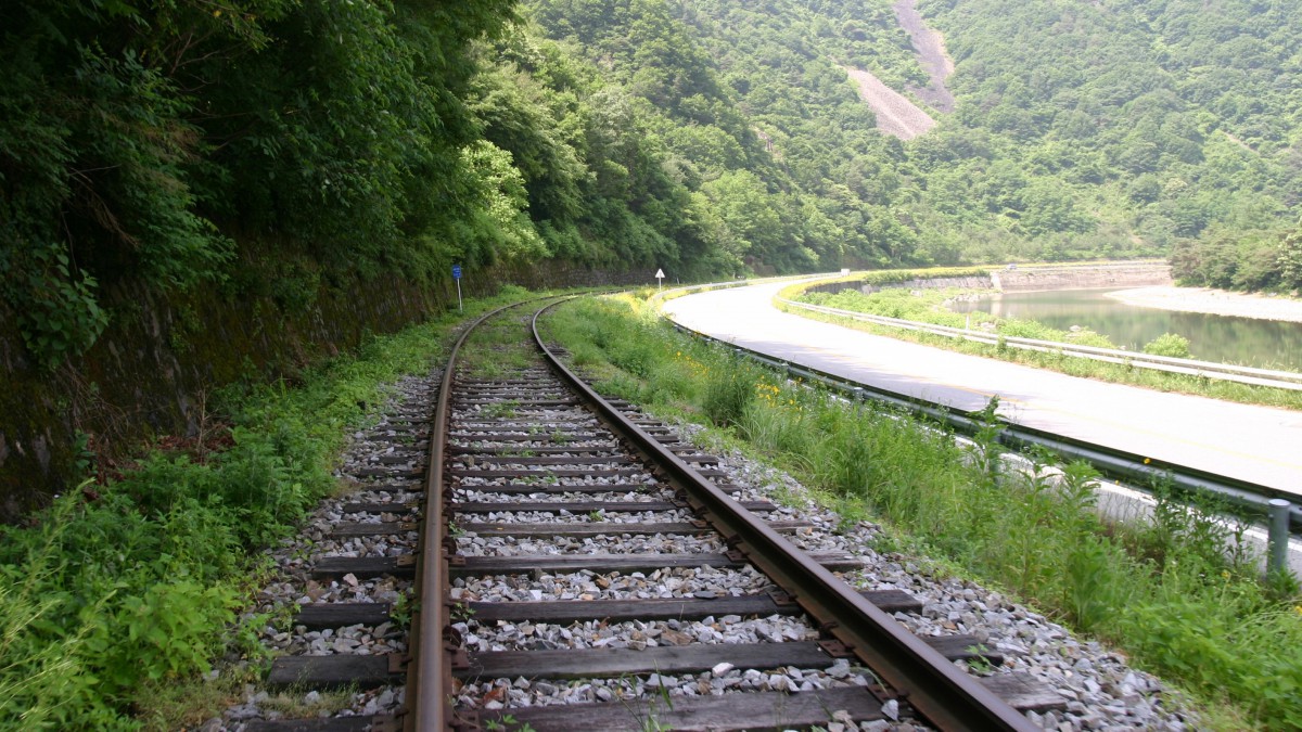 优美的火车铁路轨道风景图片-风景壁纸-高清风景图片-第6图-娟娟壁纸