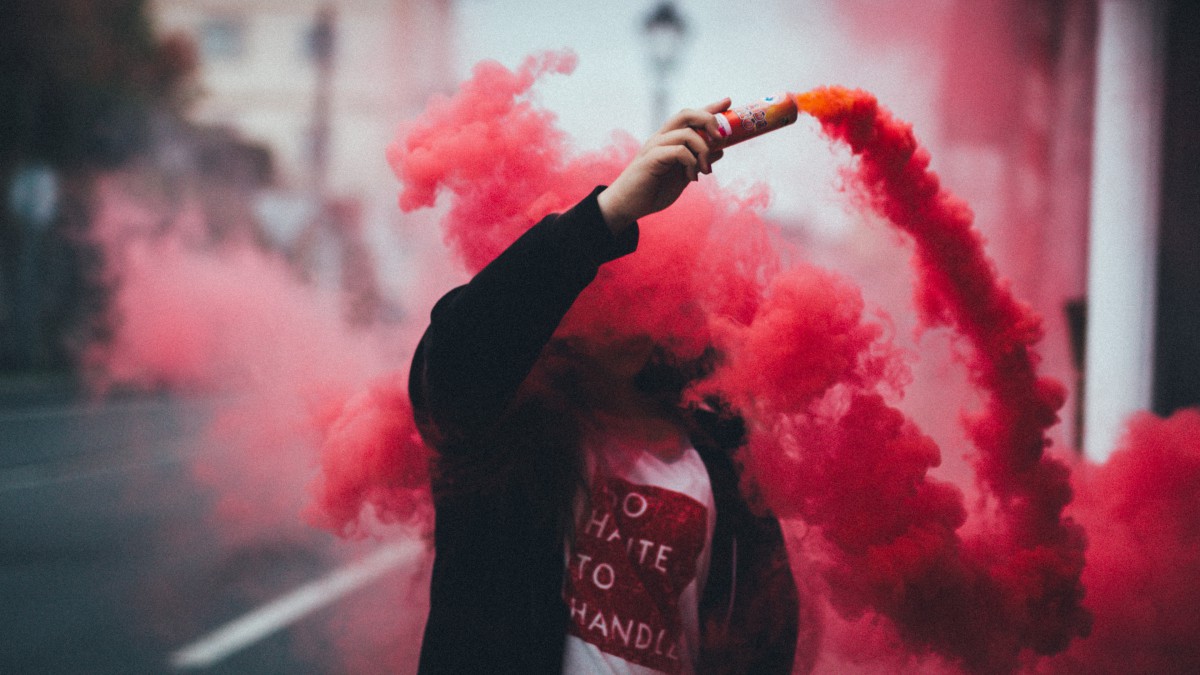 手拿彩色烟雾弹的人-人物壁纸-高清人物图片-娟娟壁纸