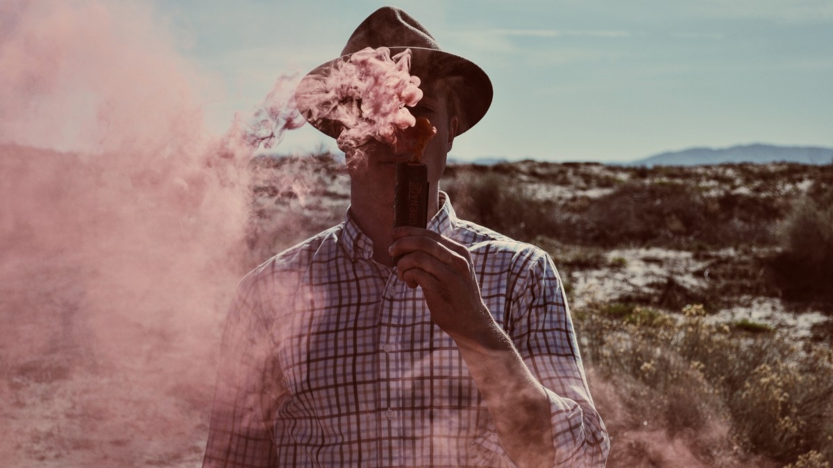 手拿彩色烟雾弹的人210