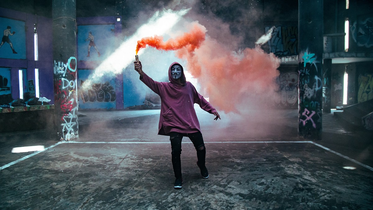手拿彩色烟雾弹的人-人物壁纸-高清人物图片-第4图-娟娟壁纸