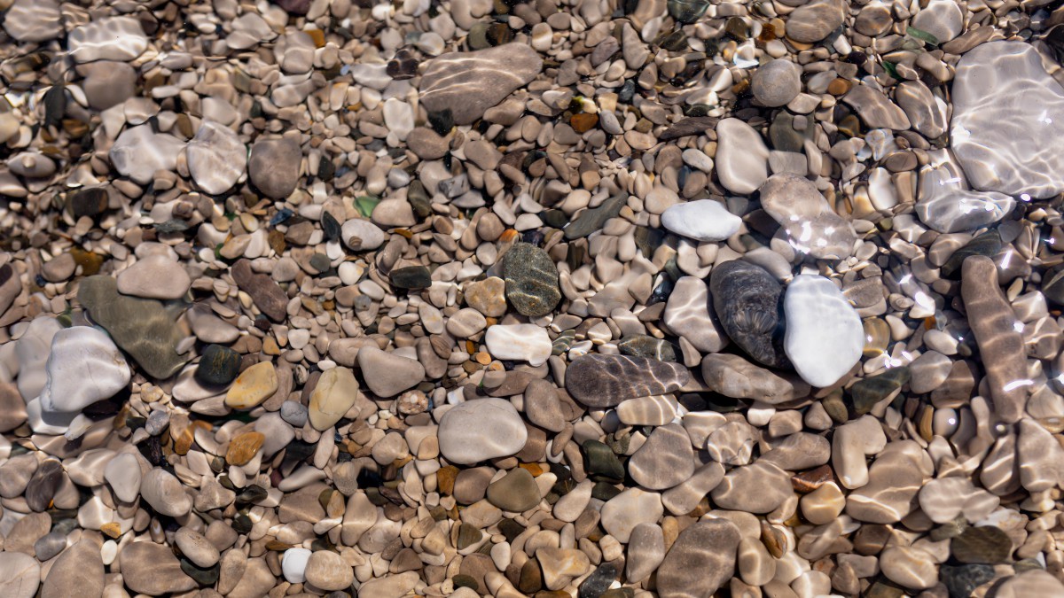 清澈的溪流卵石图片-风景壁纸-高清风景图片-第3图-娟娟壁纸