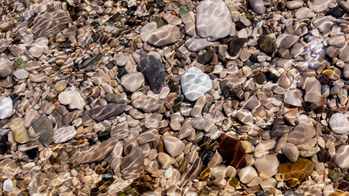 清澈的溪流卵石图片610