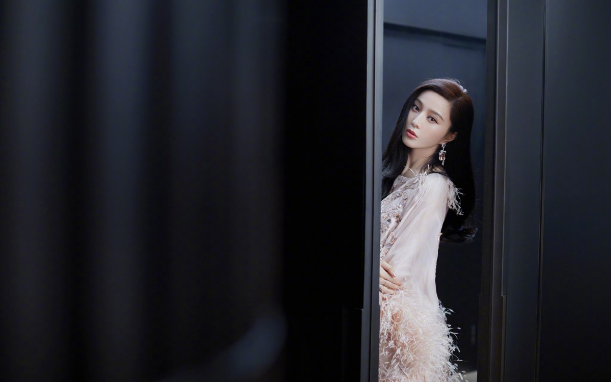 范冰冰羽毛裙写真图片-美女壁纸-高清美女图片-第4图-娟娟壁纸