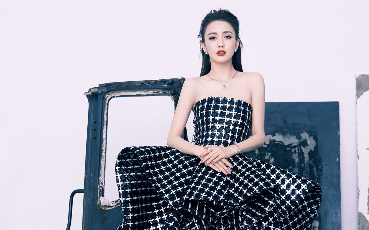 佟丽娅格子抹胸裙图片-美女壁纸-高清美女图片-第3图-娟娟壁纸