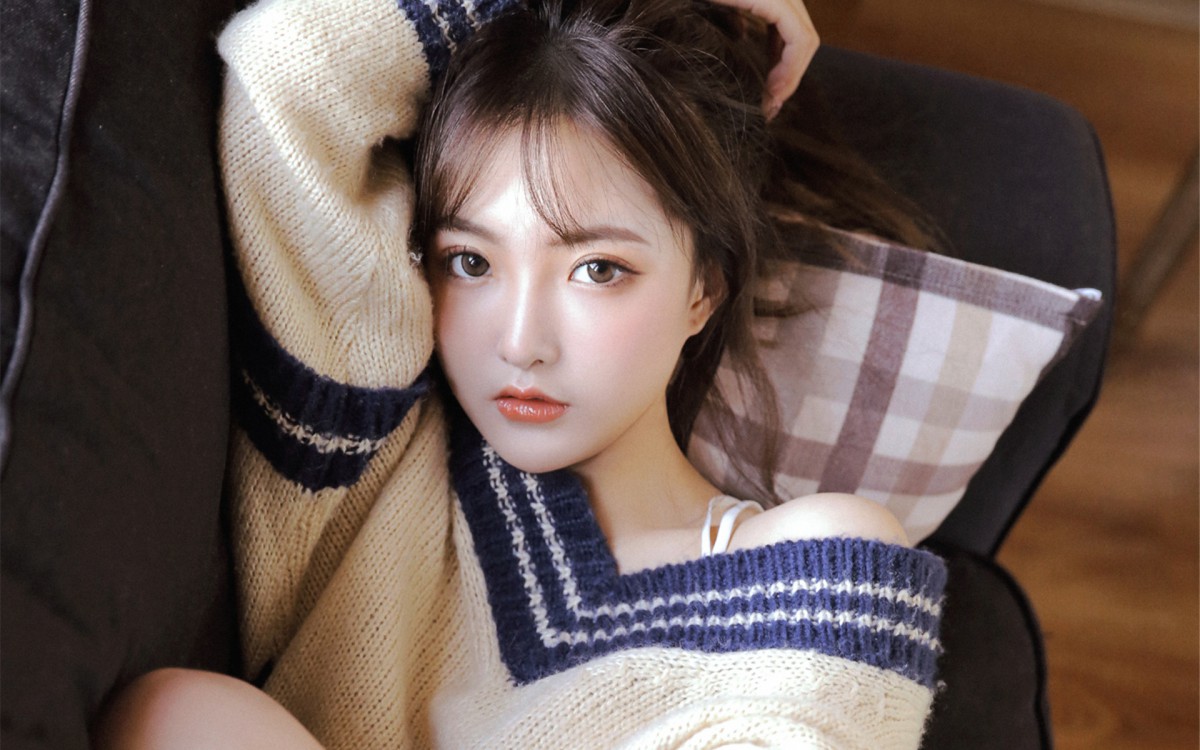 白嫩瓜子脸美女图片17