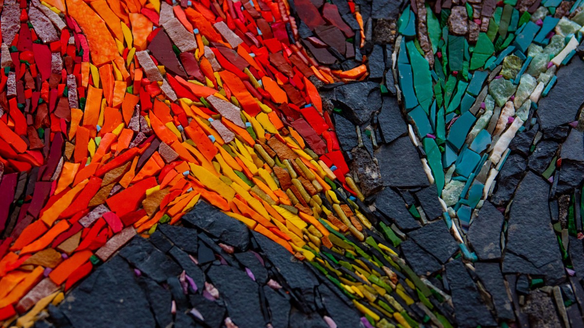 五彩石块拼装艺术墙图片912