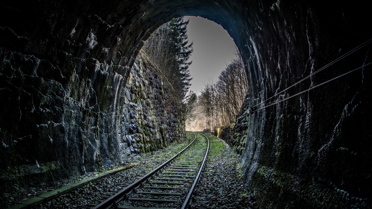 幽静的隧道图片-风景壁纸-高清风景图片-第5图-娟娟壁纸