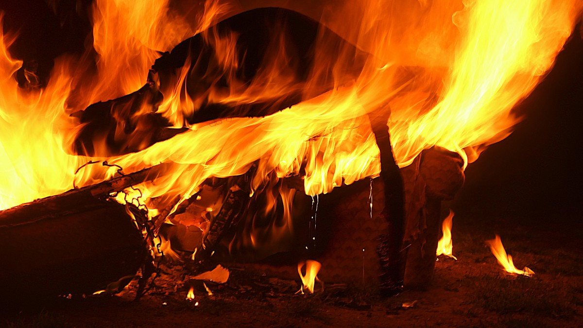 燃烧的木炭篝火火焰图片-静物壁纸-高清静物图片-第3图-娟娟壁纸