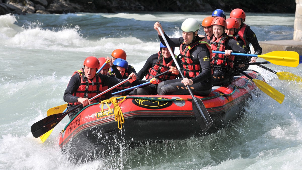 惊险刺激的水上漂流运动图片810