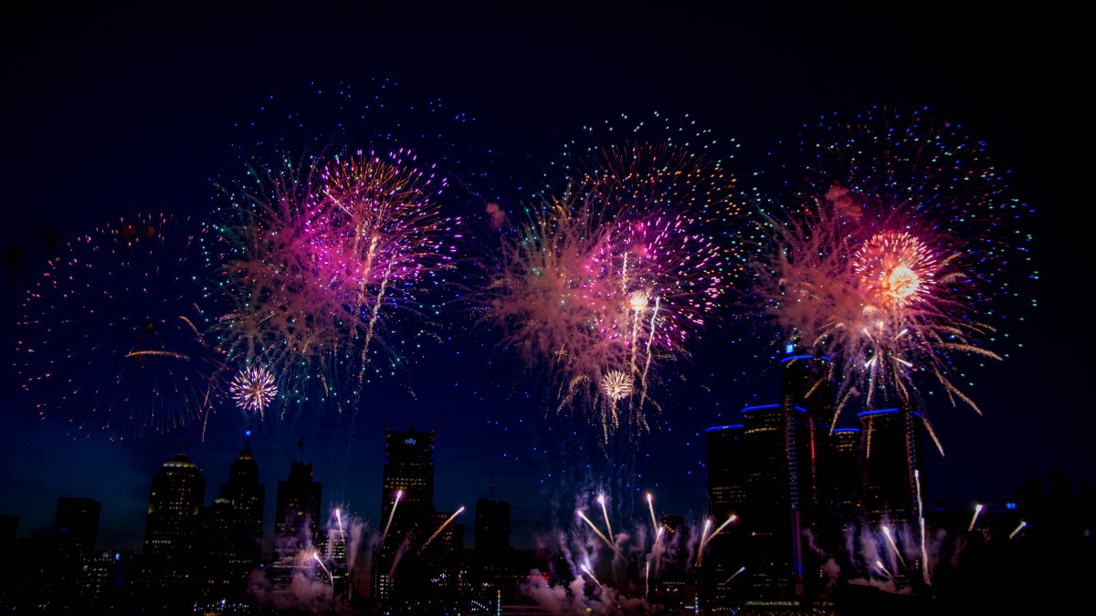 夜空璀璨的烟花图片-炫彩壁纸-高清炫彩图片-第8图-娟娟壁纸
