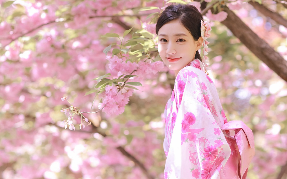 樱花下的娇美和服美女图片17