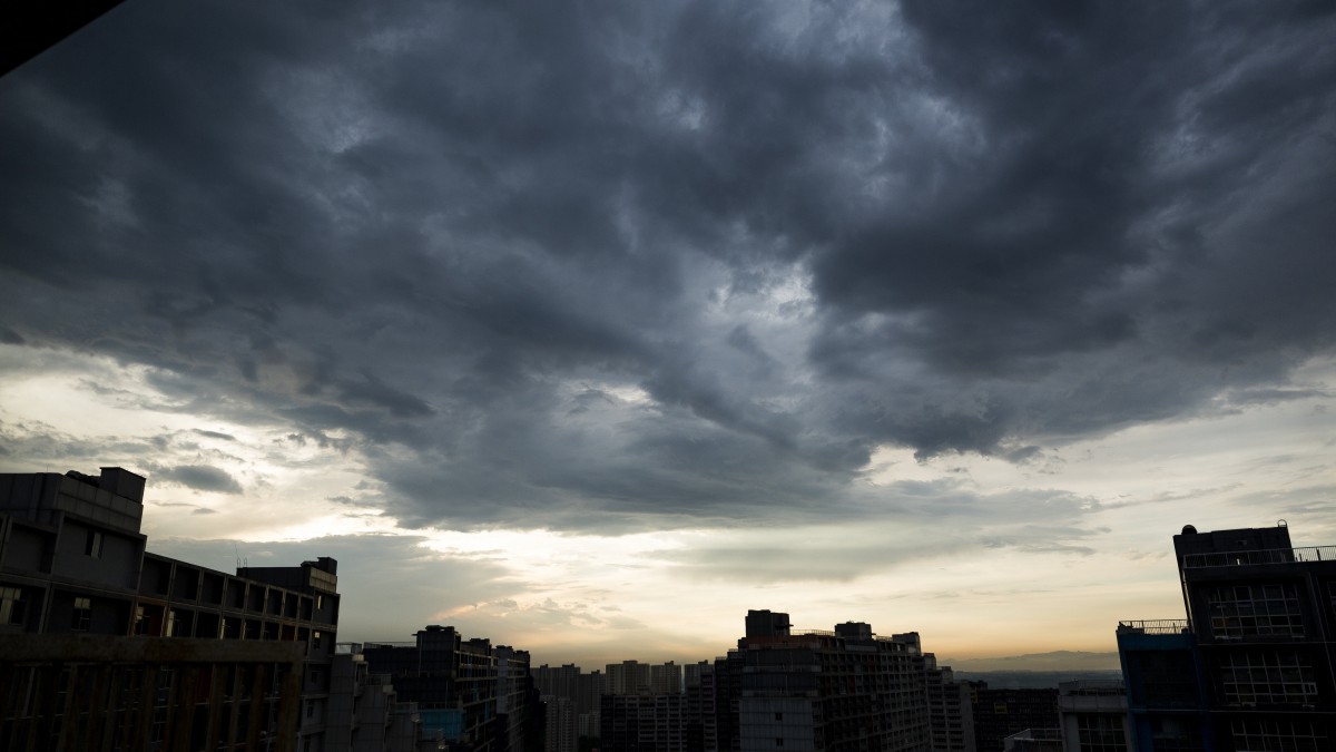 桌面壁紙 風景 藍天白雲 > 暴雨前的烏雲密佈圖片壁