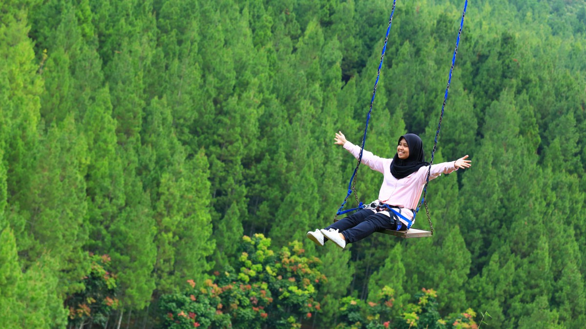 荡秋千图片大全-人物壁纸-高清人物图片-第6图-娟娟壁纸