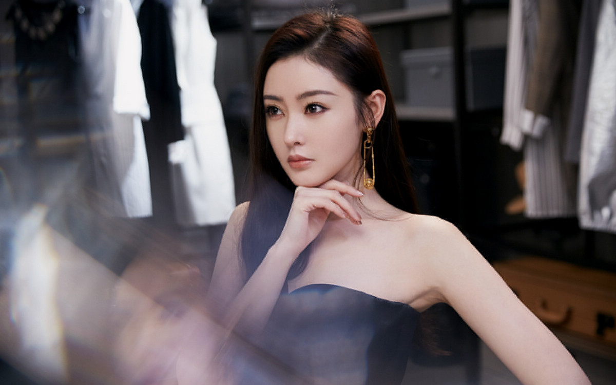 张天爱黑色抹胸裙性感图片-美女壁纸-高清美女图片-第4图-娟娟壁纸