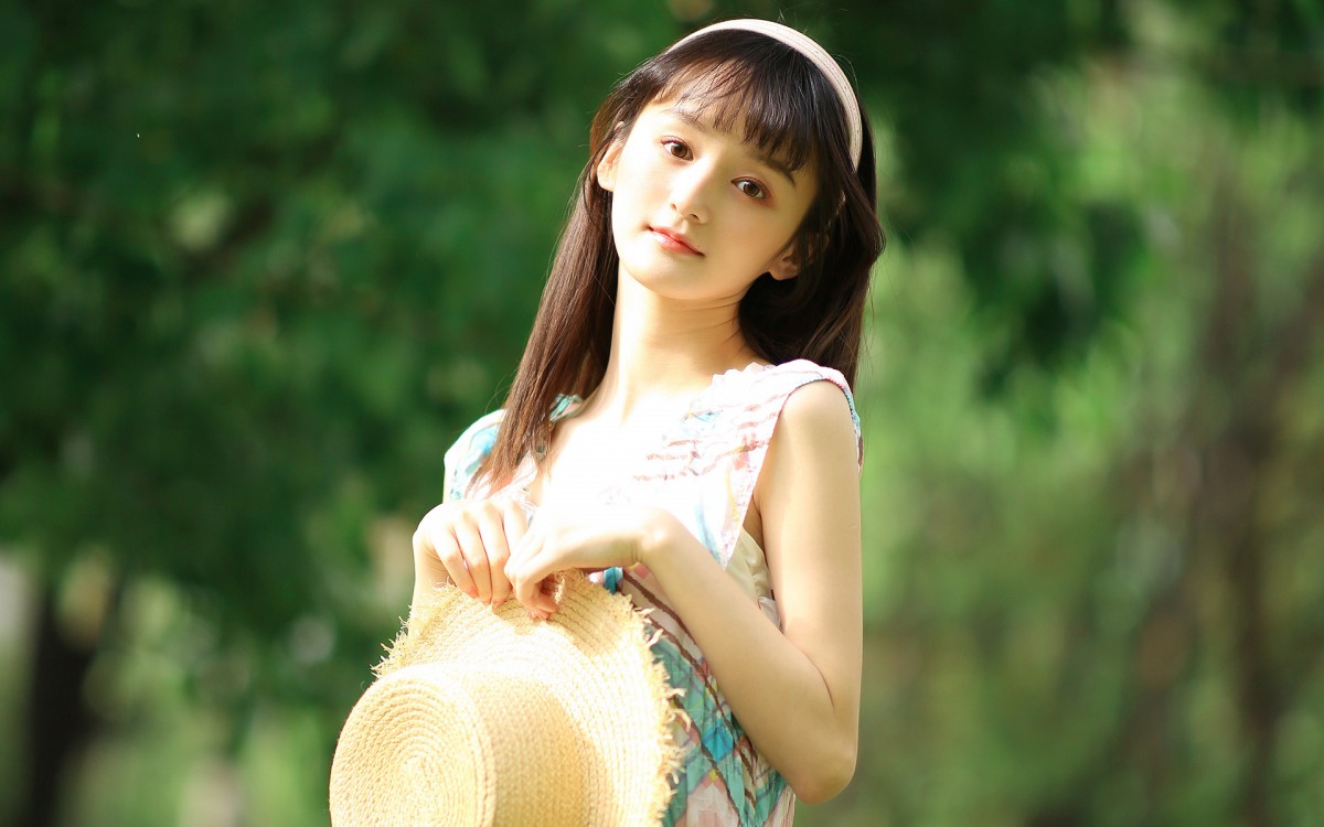 草地上的花裙子甜美女孩图片1010