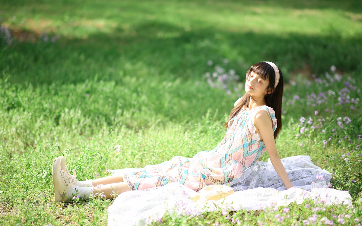 草地上的花裙子甜美女孩图片-美女壁纸-高清美女图片-第3图-娟娟壁纸