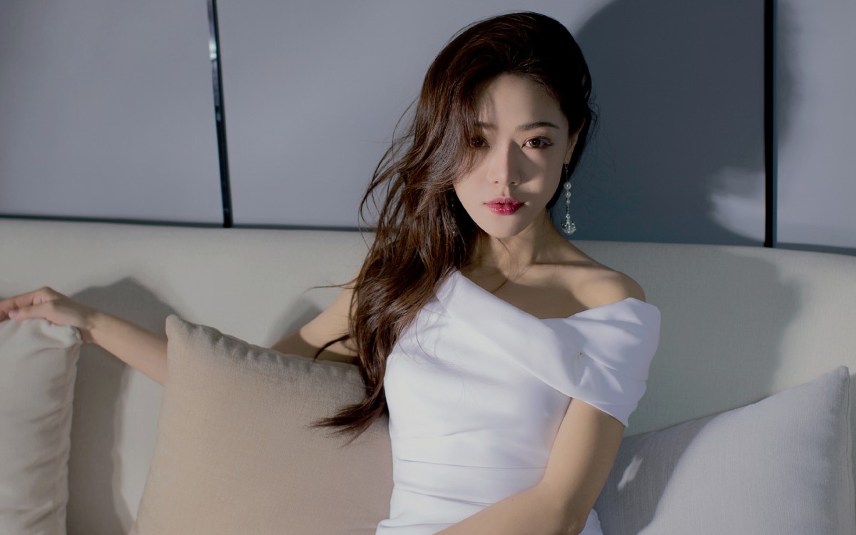 邓家佳性感露肩白裙图片17