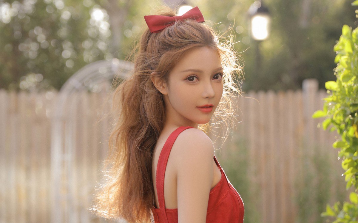 妩媚红裙美女图片(1/9)