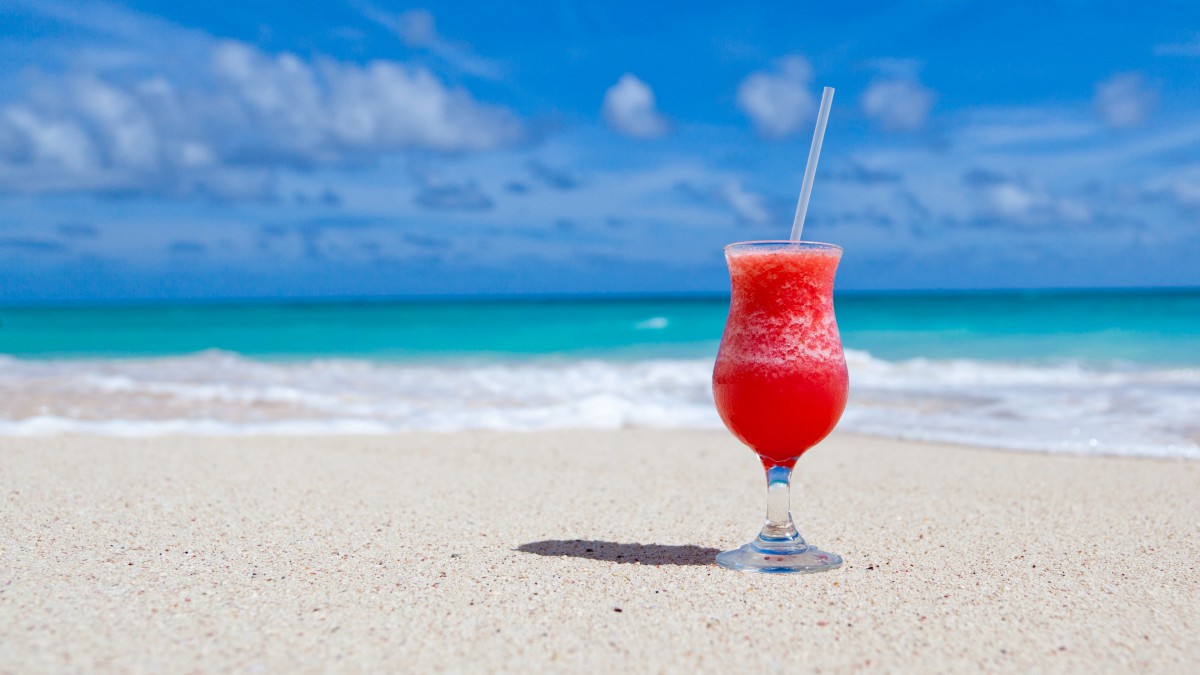 桌面壁纸 美食 酒水饮料 > 绿色饮品水果奶昔图片壁纸分辨率:(3840x