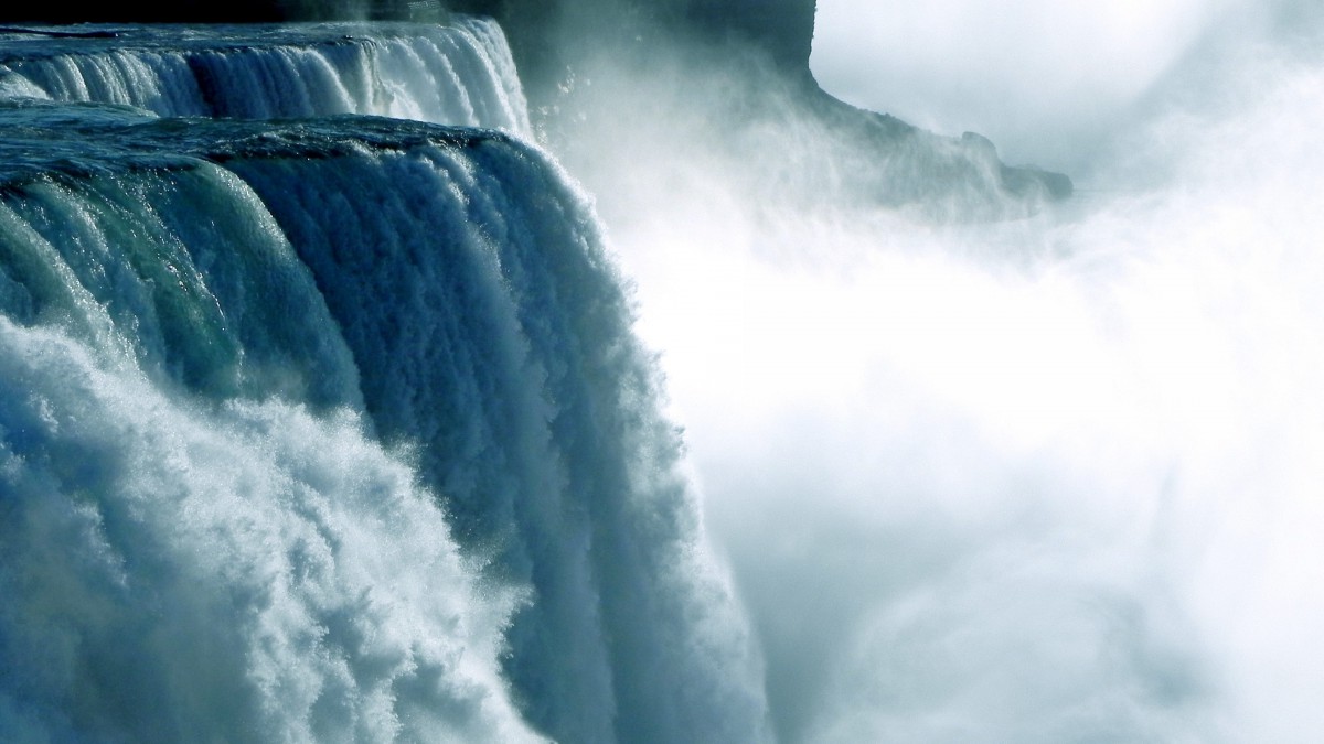森林深处的小溪流水图片-风景壁纸-高清风景图片-娟娟壁纸