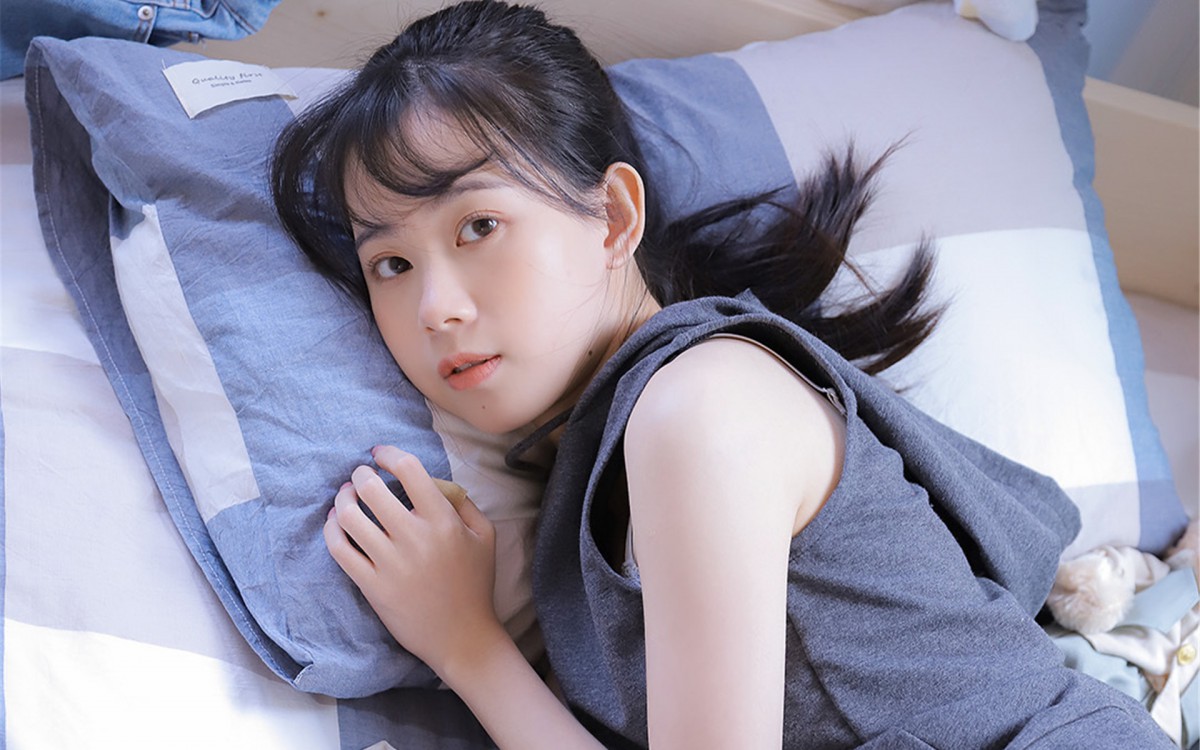 白净校花美女图片壁纸35