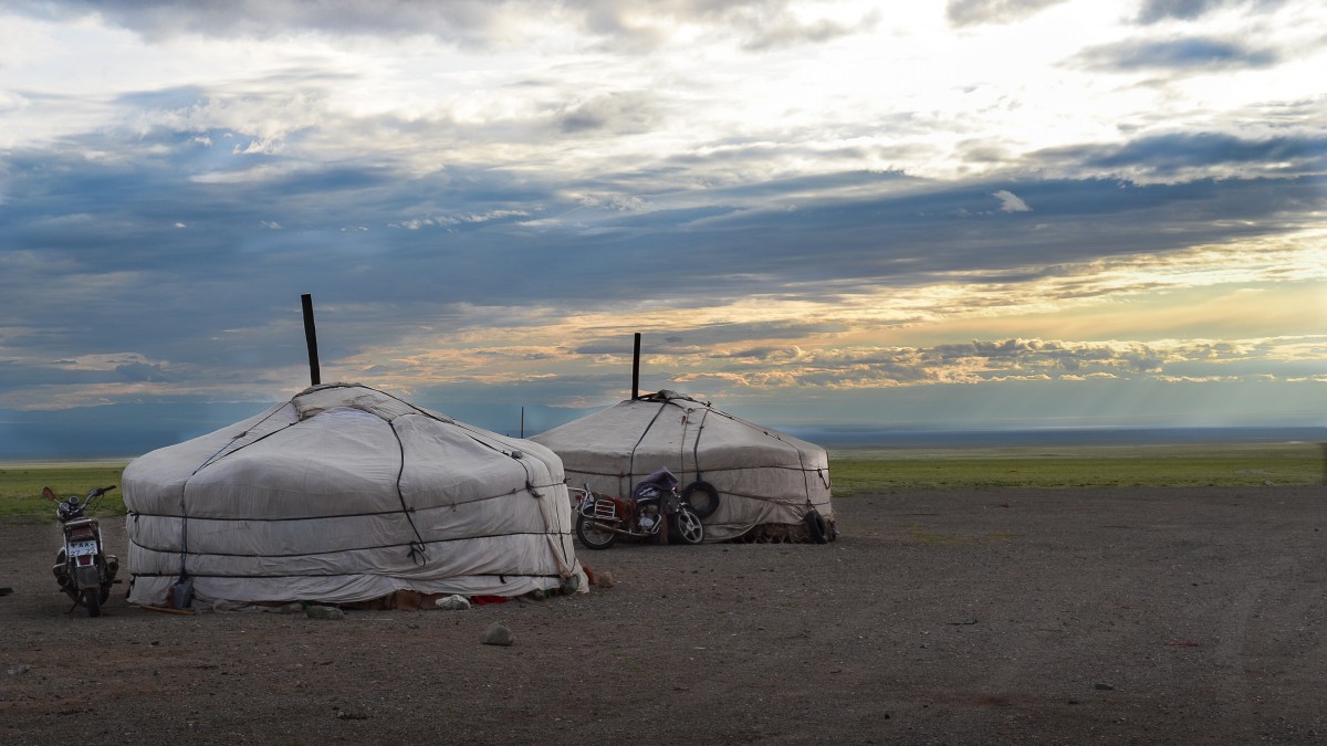 草原上的蒙古包图片-风景壁纸-高清风景图片-娟娟壁纸