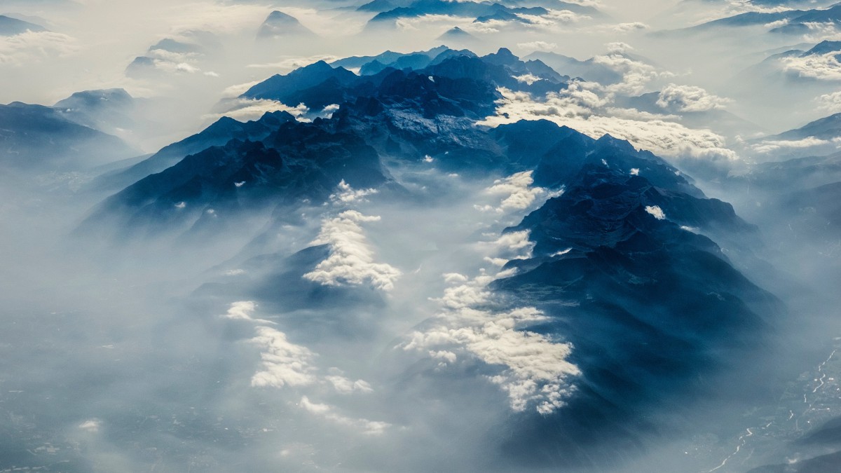 云海环绕的山脉图片1010