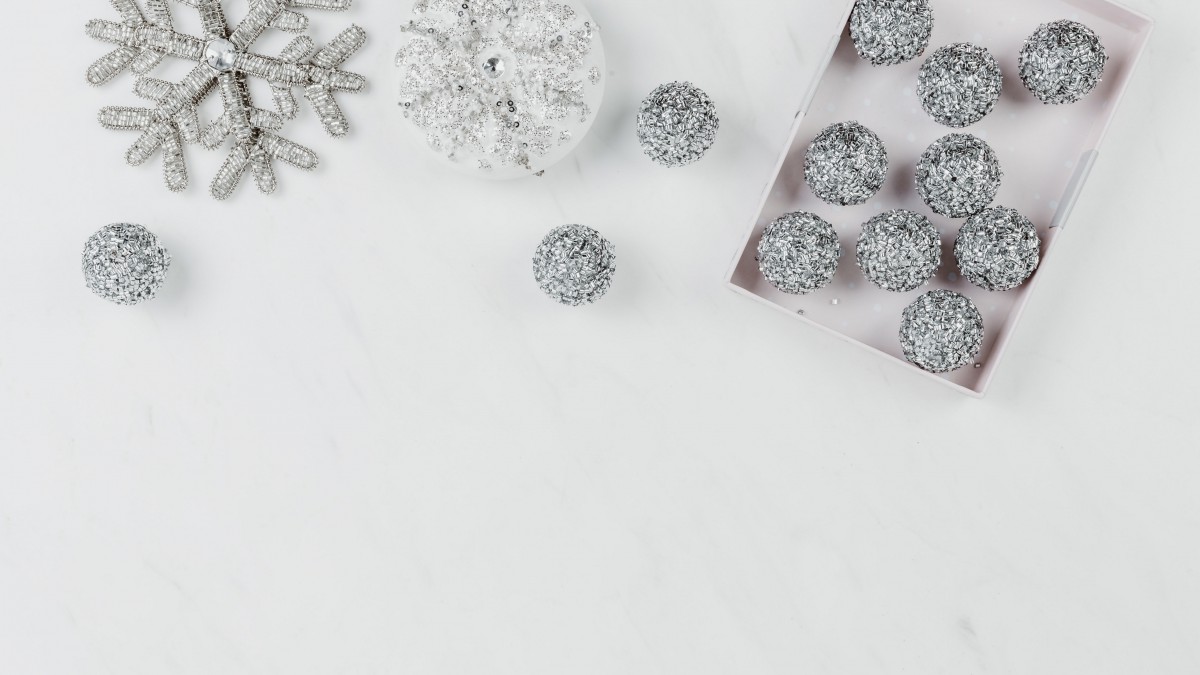 银色素雅的装饰品图片-节庆壁纸-高清节庆图片-第2图-娟娟壁纸