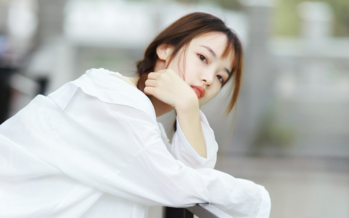 白净美女性感壁纸(4/4)