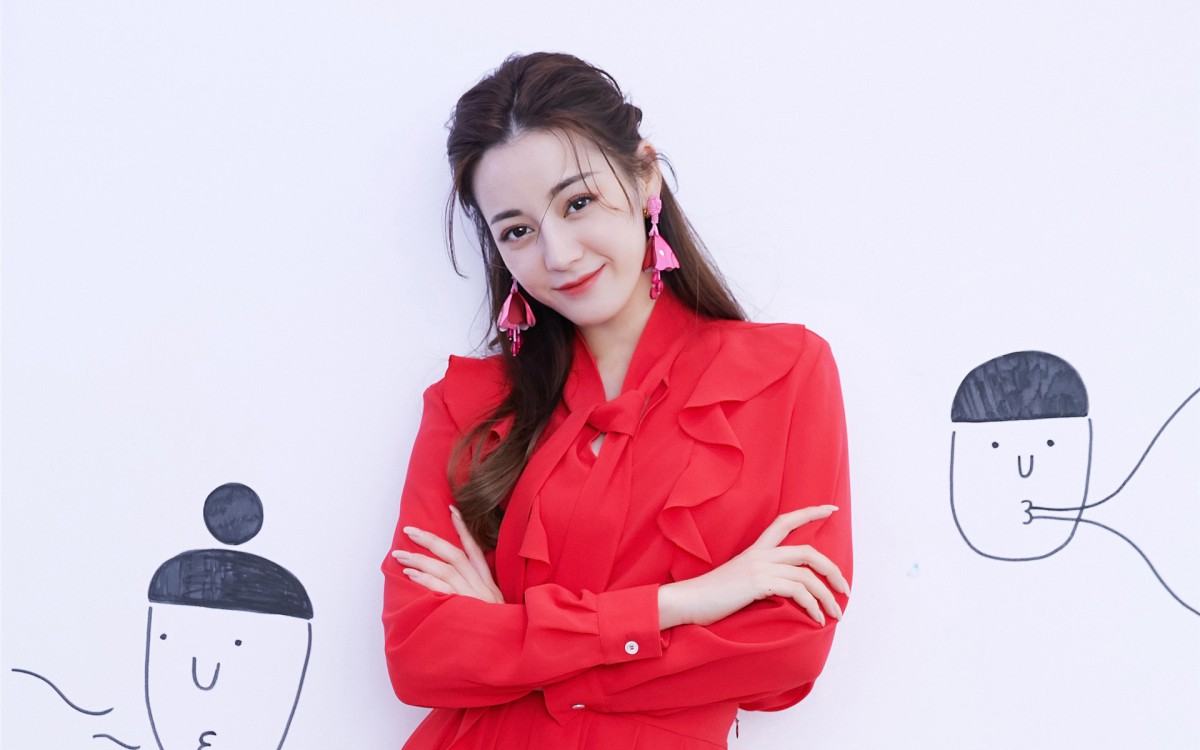 迪丽热巴优雅红裙写真壁纸-美女壁纸-高清美女图片-娟娟壁纸