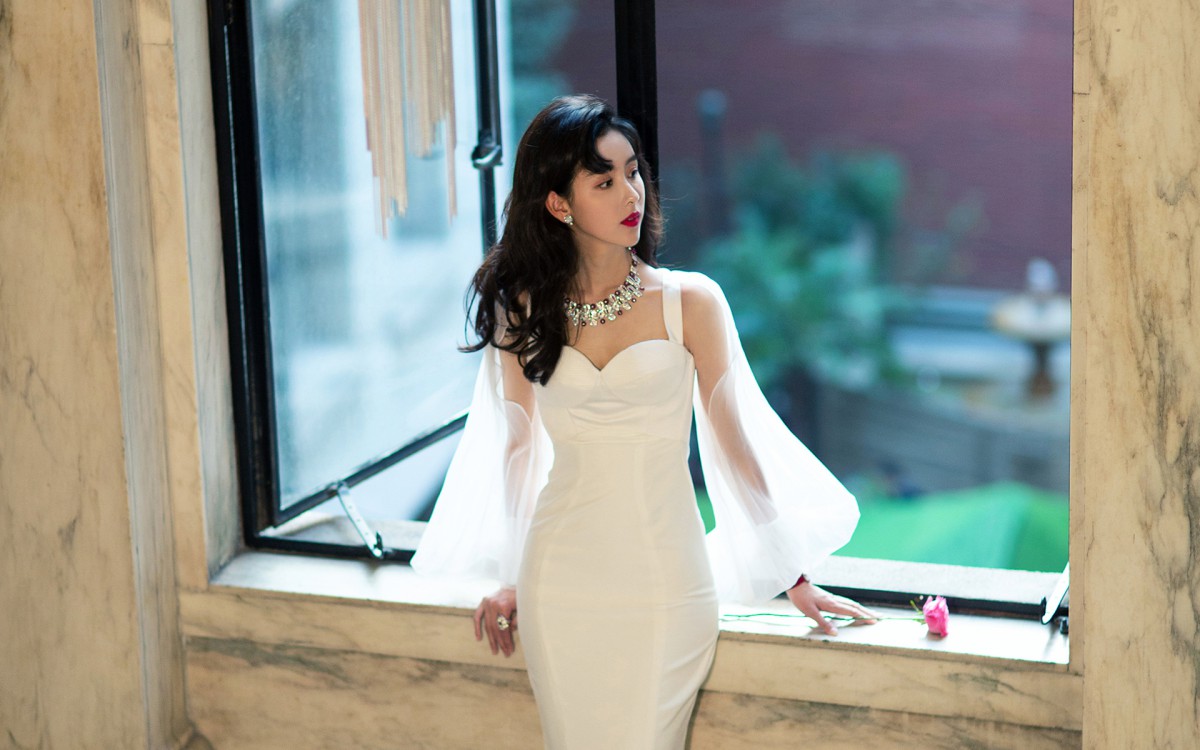 陈都灵优雅白裙性感壁纸-美女壁纸-高清美女图片-第7图-娟娟壁纸