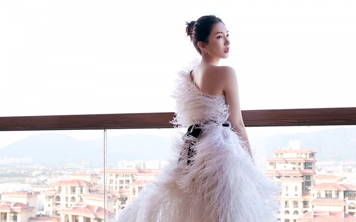 江疏影白色羽毛裙图片-美女壁纸-高清美女图片-第3图-娟娟壁纸
