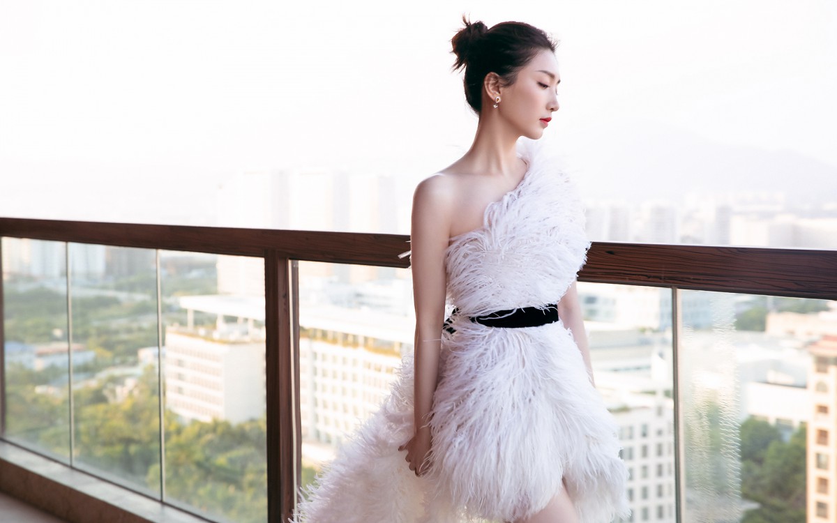 江疏影白色羽毛裙图片-美女壁纸-高清美女图片-第7图-娟娟壁纸