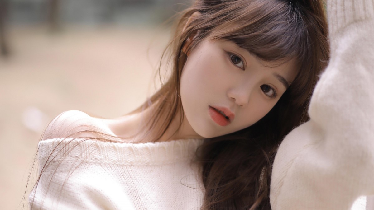 纯情白嫩的少女户外写真图片-美女壁纸-高清美女图片-第2图-娟娟壁纸