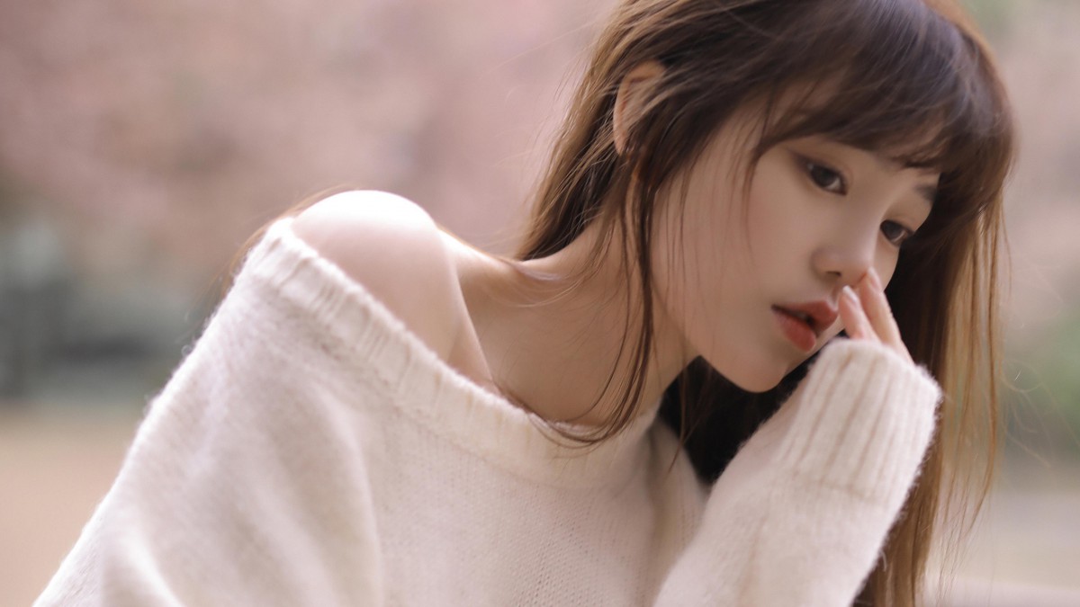 纯情白嫩的少女户外写真图片-美女壁纸-高清美女图片-第4图-娟娟壁纸