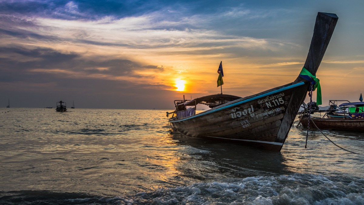 靠岸停泊的渔船图片-风景壁纸-高清风景图片-娟娟壁纸