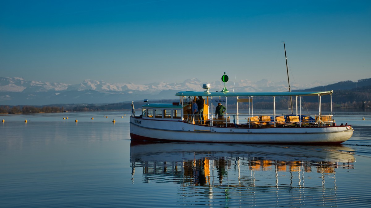 靠岸停泊的渔船图片58