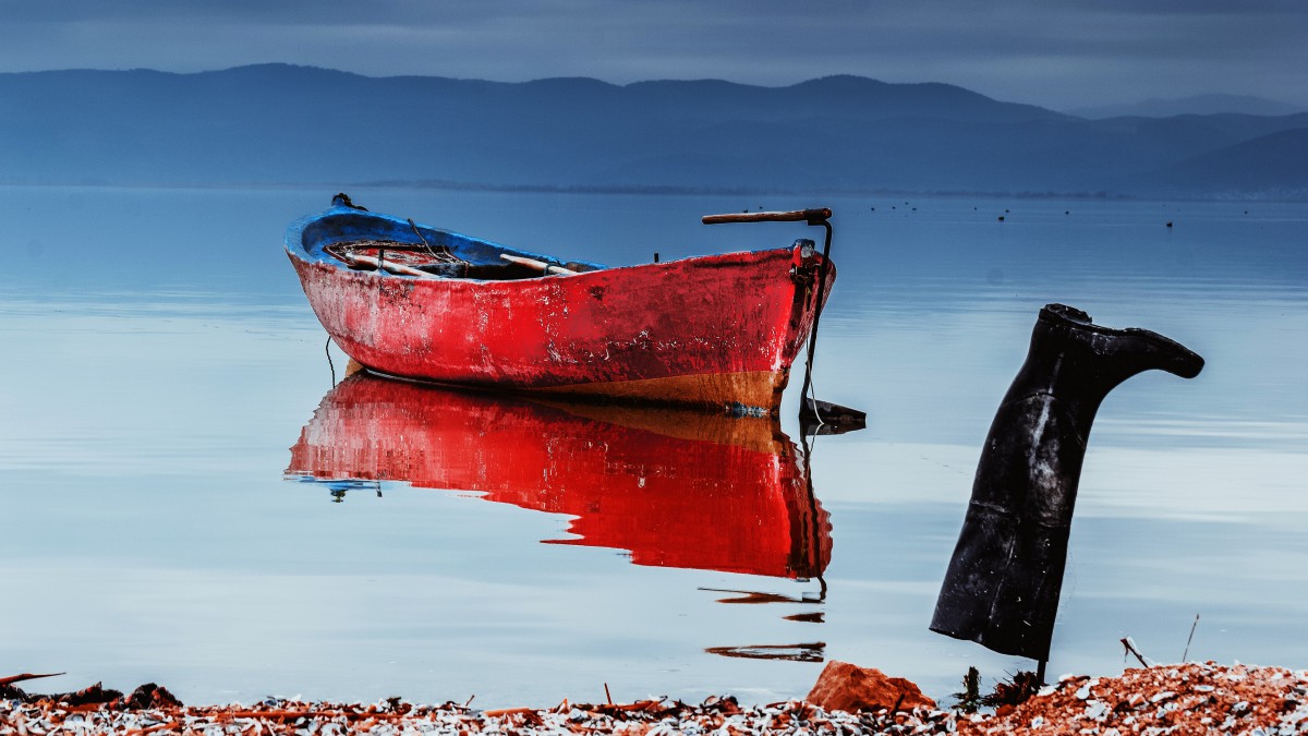 靠岸停泊的渔船图片88